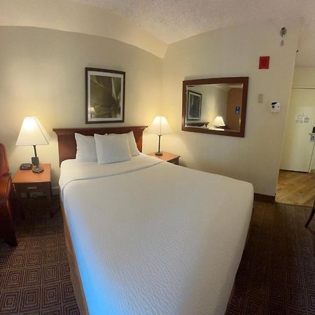 La Quinta By Wyndham Stamford / New York City Bagian luar foto