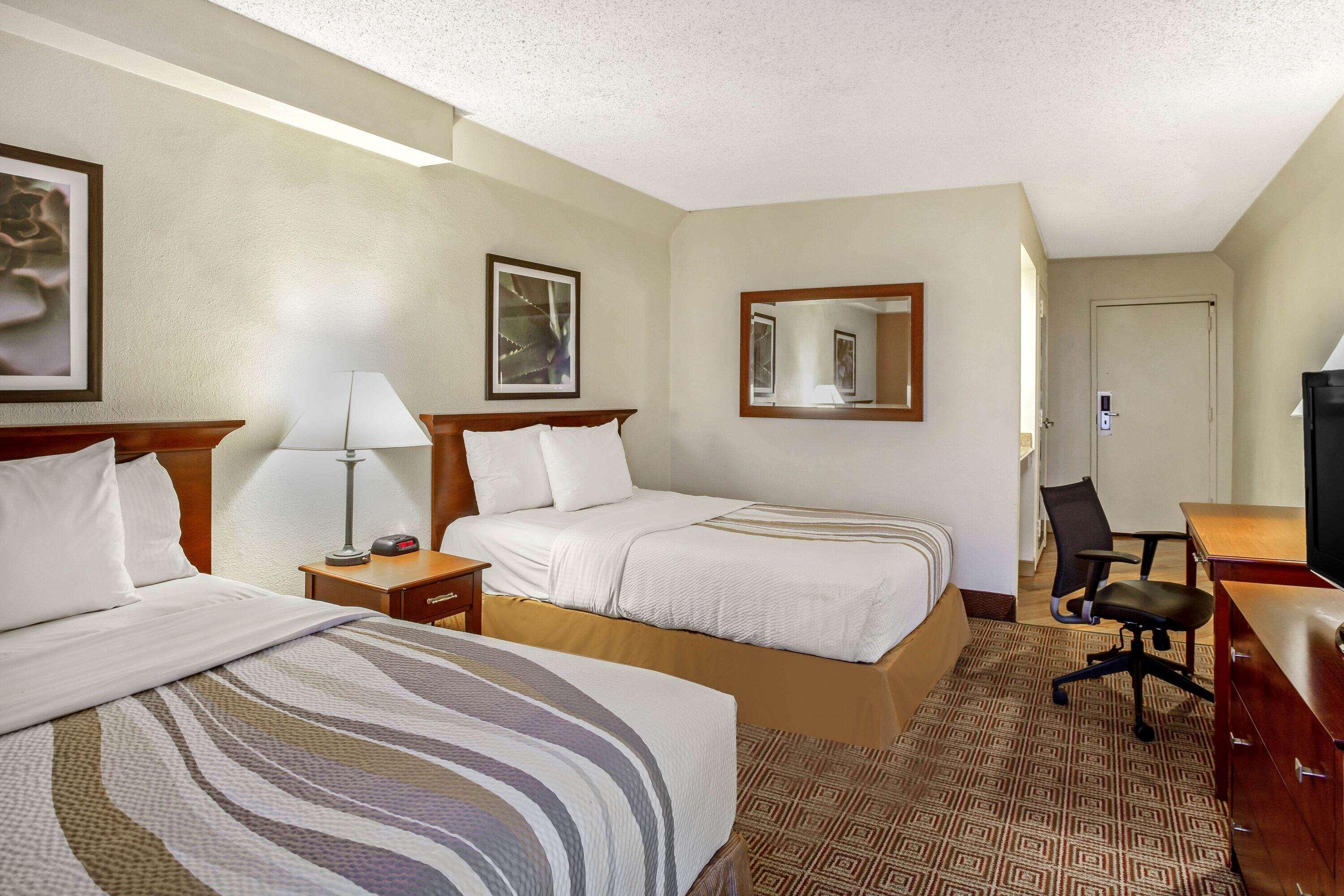 La Quinta By Wyndham Stamford / New York City Bagian luar foto