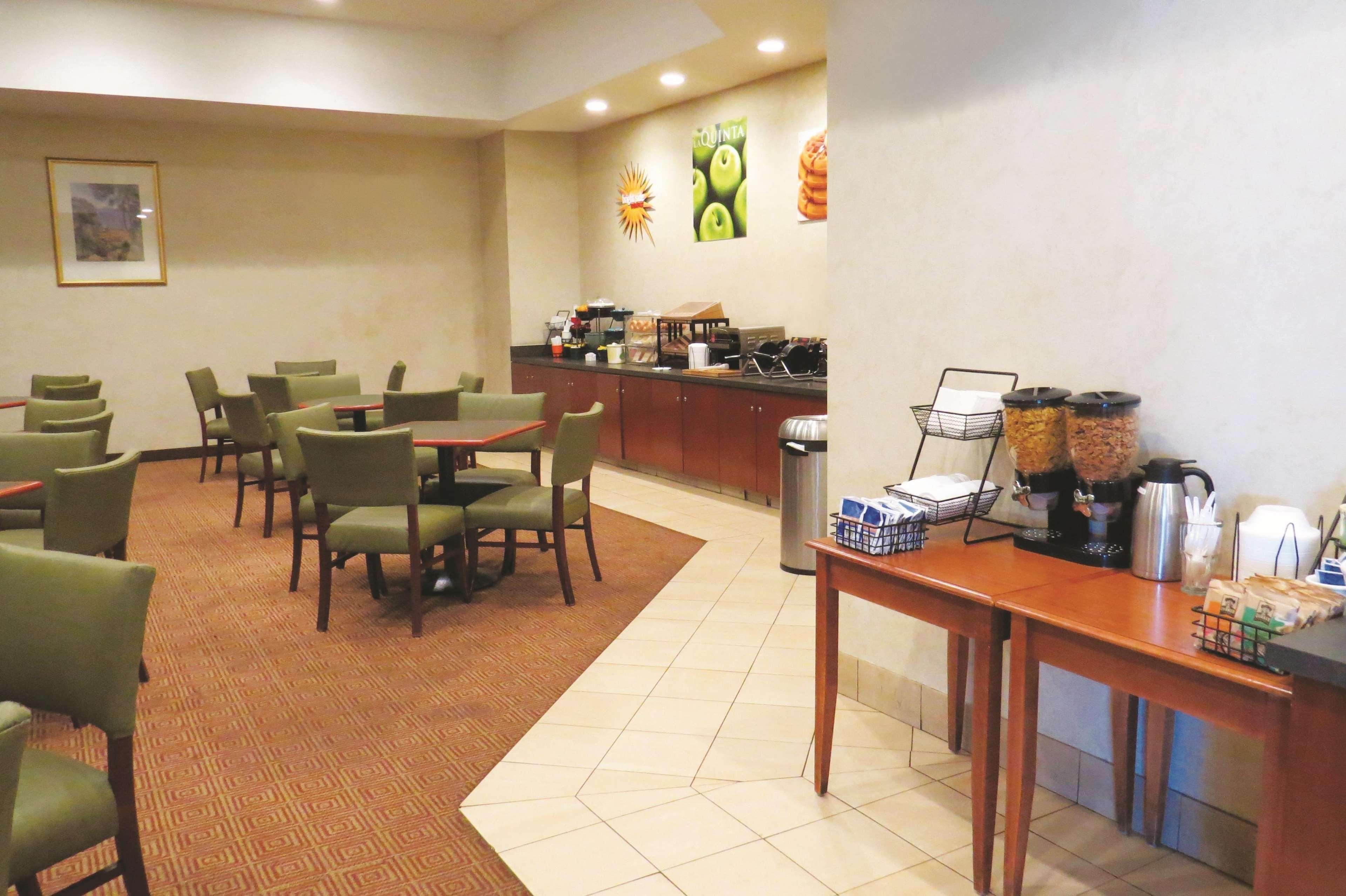 La Quinta By Wyndham Stamford / New York City Bagian luar foto