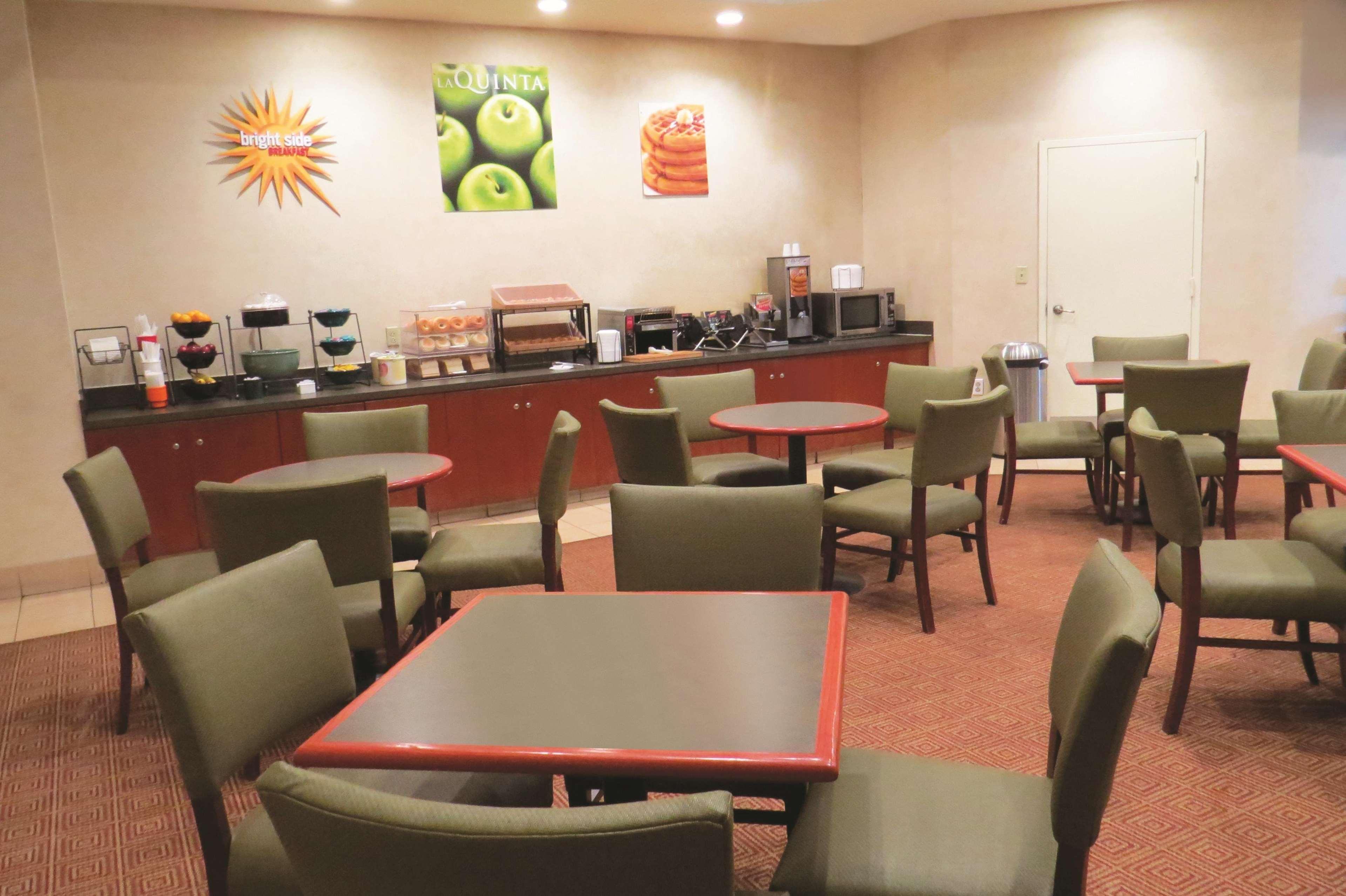 La Quinta By Wyndham Stamford / New York City Bagian luar foto
