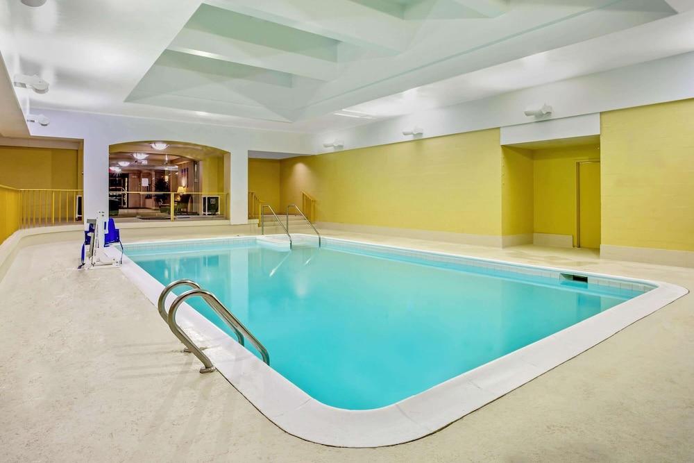 La Quinta By Wyndham Stamford / New York City Bagian luar foto