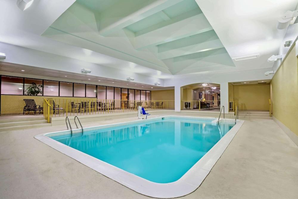 La Quinta By Wyndham Stamford / New York City Bagian luar foto