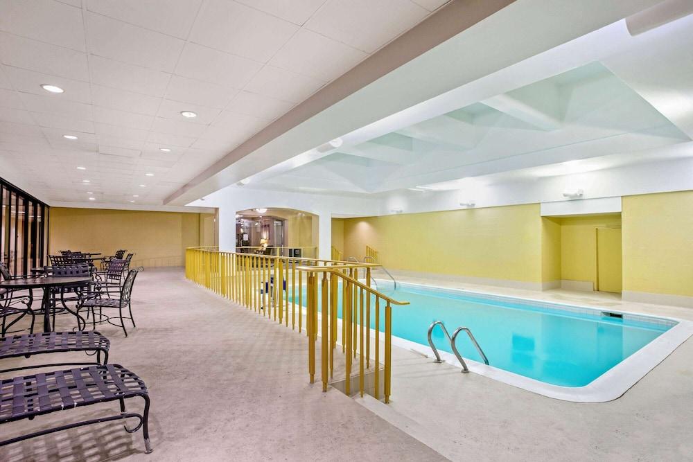 La Quinta By Wyndham Stamford / New York City Bagian luar foto