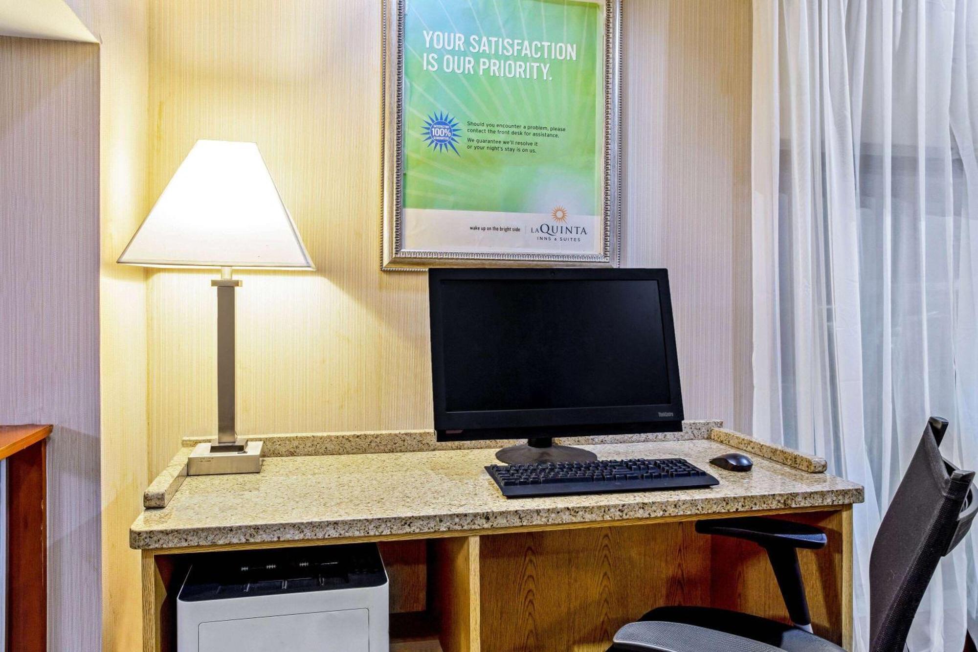La Quinta By Wyndham Stamford / New York City Bagian luar foto
