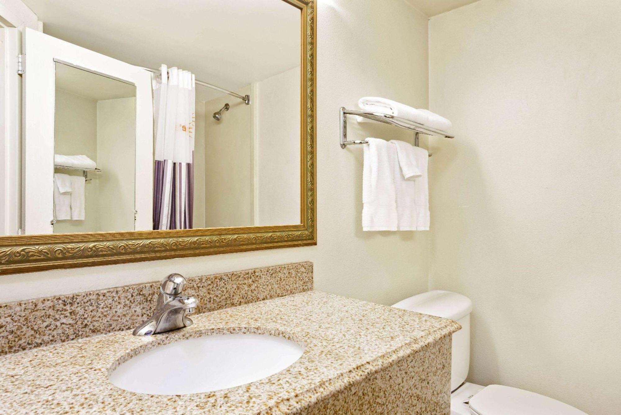La Quinta By Wyndham Stamford / New York City Bagian luar foto