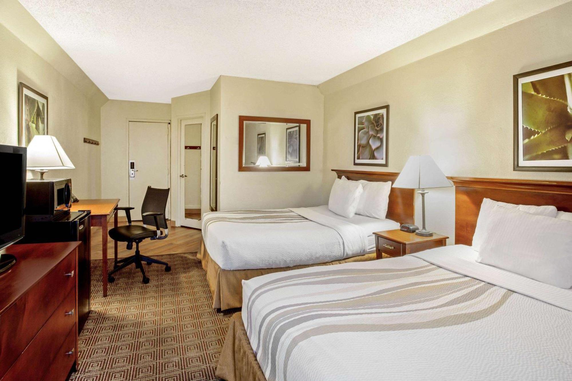 La Quinta By Wyndham Stamford / New York City Bagian luar foto