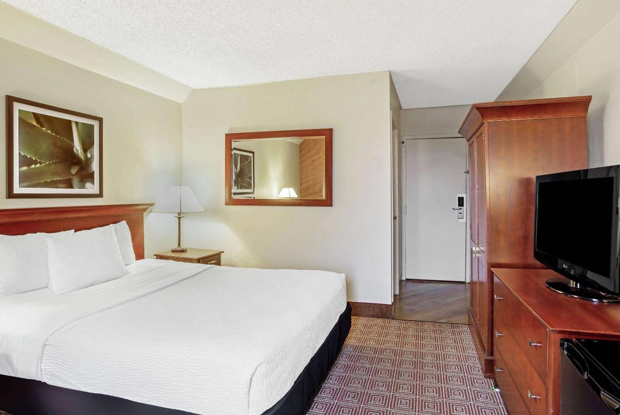 La Quinta By Wyndham Stamford / New York City Bagian luar foto