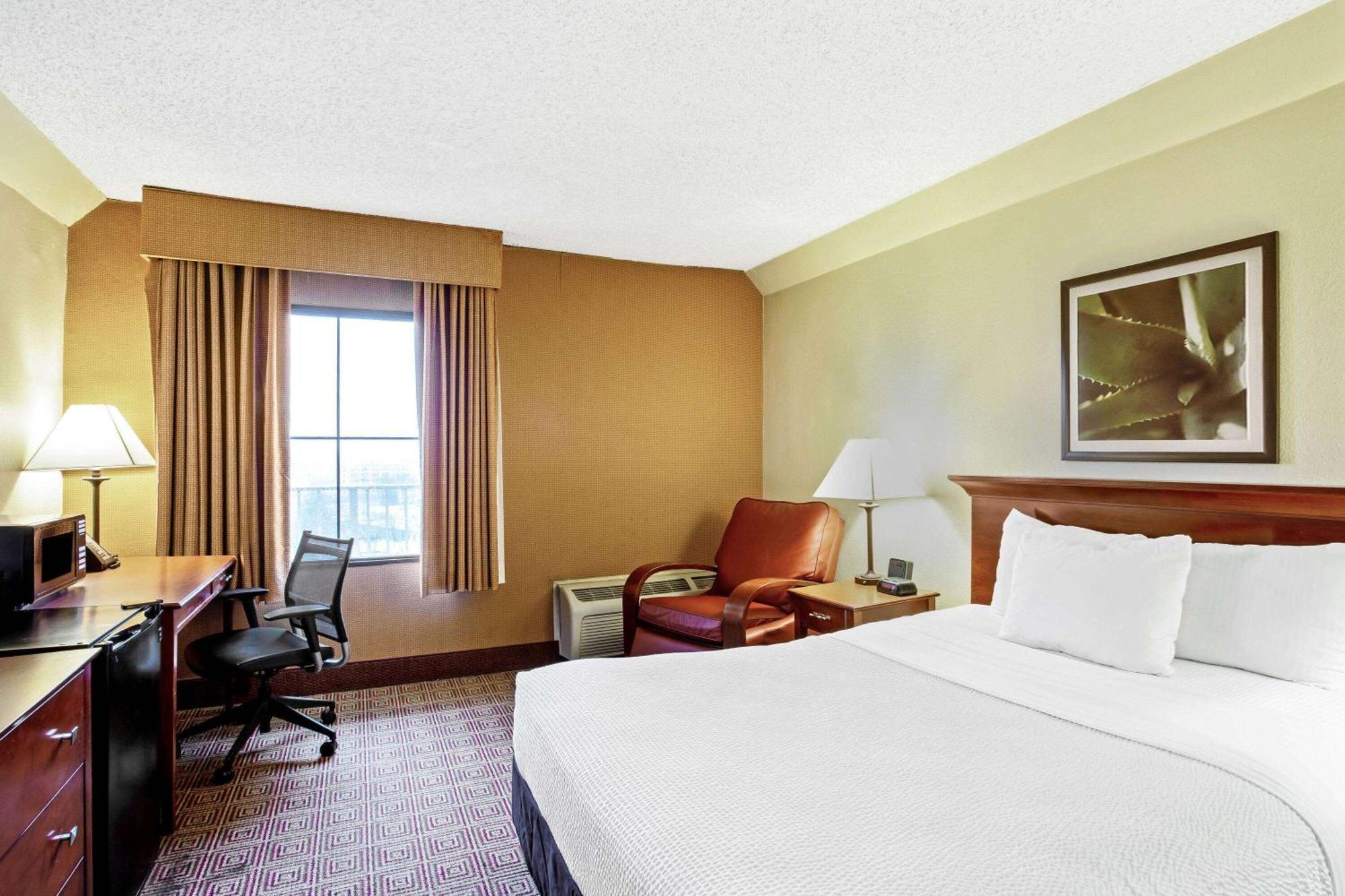 La Quinta By Wyndham Stamford / New York City Bagian luar foto