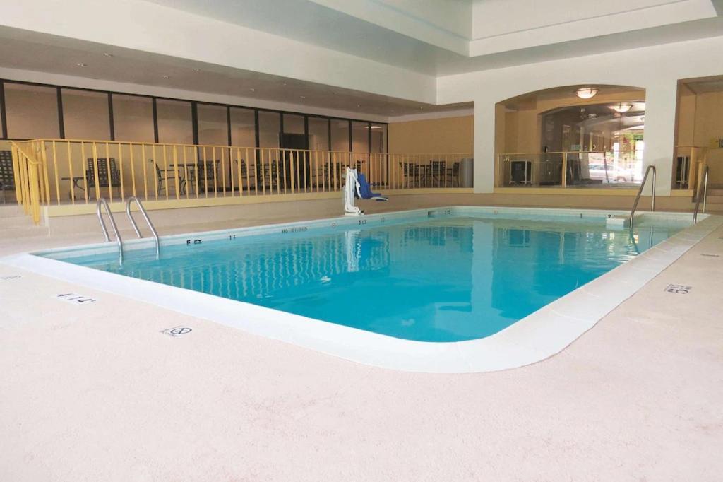 La Quinta By Wyndham Stamford / New York City Bagian luar foto